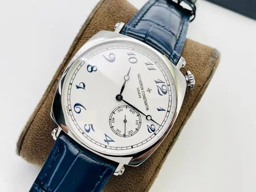 MKF Factory Vacheron Constantin Historical Masterpiece Series American 1921 Watch Series!1⃣️Equipped with a customized version of Danton 2824 two-and-a-half-hand movement, it has strong stability!2⃣️The 40MM diameter, unique commemorative pillow-shaped case is based on the early cushion-shaped case design, integrating the current noble materials, craftsmanship and aesthetic concepts to reshape the classics!3⃣️The crown is offset from the center and located in the upper right corner of the case, making it more comfortable to wear. At the same time, this design also comes from the early cushion-shaped watch!4⃣️The dial scale is arranged diagonally with the case as a reference, which is very distinctive; the polished pink gold Maltese cross at 12 o'clock on the dial makes the dial more prominent!5⃣️Black oxidized hour and minute hands, bar-shaped black oxidized small second hand, elegant and unique!6⃣️The back of the watch is made of a transparent sapphire crystal case back, which is locked with screws, so that the exquisite polishing of Vacheron Constantin's top movement can be seen at a glance.7⃣️The watch is paired with a hand-stitched square calfskin strap with a polished half Maltese cross design pin buckle!MKF Factory's masterpiece is welcome to appreciate it!
