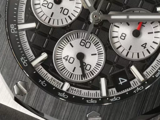 APP Audemars Piguet Royal Oak Offshore 26420 New Upgraded VersionThe newly molded 43 mm case (market version 44 mm, which is the case of the old 26400) adopts a new design, a more ergonomic case, and more refined case details. It has larger polished chamfers. The 43 mm wide case has been carefully modified to accommodate the new movement with a slightly larger diameter. The case contains a set of newly designed chronograph buttons.The dial has been upgraded, the dial texture is CNC slow-washed (non-hydraulic), the finished product has clear texture, and the iconic square is now connected to each other by a cross.The calendar has been upgraded. After the modification of the movement, the original large calendar has been realized. The date window has been pushed to the edge of the dial, and the hands have been slightly modified.The new interchangeable strap function, equipped with a quick release system, can easily change the wearing style. The rubber strap color is black, and there is also a leather strap available.In addition to the titanium version, the Royal Oak Offshore Chronograph 43 mm features a black ceramic bezel, creating a sharp contrast in material and color. The crown and pushers are also made of ceramic.