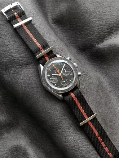 OM recommends: Omega Speedmaster 311.12.42.30.01.001 watch, stainless steel case, black anodized aluminum dial with orange elements, including the origin on the minute circle, the first 3 minutes of the small dial at 3 o'clock, and the famous 