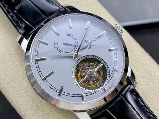 TUR Vacheron Constantin Patrimony Heritage Series Traditionnelle Kinetic Tourbillon Re-release watch, numbered: 89000/000R-9655. After three years of research and development, TUR has reproduced the wheel system layout and the original tourbillon components, and the double support points have reached four-point support (original patent), making the domestic watch industry achieve a qualitative leap. One minute carrousel, 6 vibrations per second, the same frequency as the original. The watch is equipped with the classic bezel, scale and hour markers of the Heritage series; the silver milky white dial is matched with 5N pink gold sword hands, which is full of traditional charm. Equipped with the new Cal.2260 mechanical movement, the case has a diameter of 42 mm and a thickness of 12.2 mm, and is inlaid with a transparent sapphire crystal case back, with 30 meters of water resistance. TUR has restored more than 95% of the functions and appearance based on the original size. The small second hand on the tourbillon and the tourbillon frame is displayed at 6:00 on the dial, which represents that TUR has once again broken through the original technology and function blockade, and has perfectly combined the design aesthetics and innovative materials on the mechanical device, reaching the same level as the original.Welcome all watch friends to appreciate it