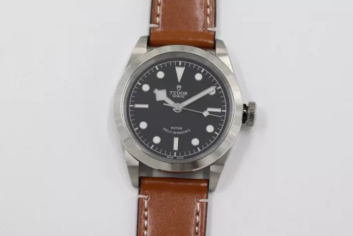 LF Tudor Biwan 79540 Series 41 Watch Update v2① The whole watch is genuine mold casting, and the parts are 100% interchangeable.② The standard size of the watch is 41mm, which is suitable for the wrist size of the general male.③ The upgraded version strengthens the overall polishing of the case and adopts a new customized Cal.2824 movement, which synchronizes the original version without calendar idle gear.A belt and folding buckle can be given with the order, which is both formal and casual, low-key but not mediocre, steady but not agile.