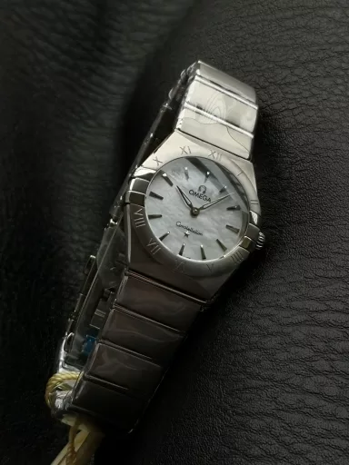 AS Omega fifth generation Constellation series 28mm Swiss quartz watch.The whole watch has been finely polished. The fit between the case and the claws, the Roman scale on the bezel and the restoration of the observatory on the bottom cover are comparable to the original.The dial uses mother-of-pearl material and unique etching technology to create the dial texture pattern, and the new Taiwan stone holder makes the lettering more delicate.The chamfers on both sides of the case and bracelet are hand-polished and polished by watchmakers to make the watch more refined! The style is gentle and moving, and the workmanship is exquisite. The most beautiful constellation, the first choice for ladies!
