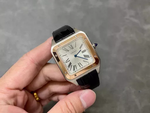 F1 The only one in the market with the same version of the head grain, perfectly restored Cartier's classic work, Cartier Santos. Dumont series, with smooth contours, simple and elegant, is very in line with the trend of contemporary gentlemen. Large watch diameter 46.633.9mm, medium watch diameter: 43.531.4mm, small watch diameter: 38*27.5mm; Swiss quartz movement Compared with round watches, square watches are particularly unique due to their angular design. When it comes to classic square watches, Cartier's Santos is naturally on the list. Santos watches are not only a model of square watches, but also considered to be 