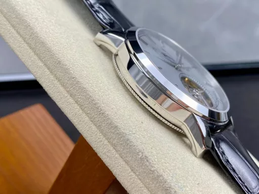 TUR Vacheron Constantin Patrimony Heritage Series Traditionnelle Kinetic Tourbillon Re-release watch, numbered: 89000/000R-9655. After three years of research and development, TUR has reproduced the wheel system layout and the original tourbillon components, and the double support points have reached four-point support (original patent), making the domestic watch industry achieve a qualitative leap. One minute carrousel, 6 vibrations per second, the same frequency as the original. The watch is equipped with the classic bezel, scale and hour markers of the Heritage series; the silver milky white dial is matched with 5N pink gold sword hands, which is full of traditional charm. Equipped with the new Cal.2260 mechanical movement, the case has a diameter of 42 mm and a thickness of 12.2 mm, and is inlaid with a transparent sapphire crystal case back, with 30 meters of water resistance. TUR has restored more than 95% of the functions and appearance based on the original size. The small second hand on the tourbillon and the tourbillon frame is displayed at 6:00 on the dial, which represents that TUR has once again broken through the original technology and function blockade, and has perfectly combined the design aesthetics and innovative materials on the mechanical device, reaching the same level as the original.Welcome all watch friends to appreciate it