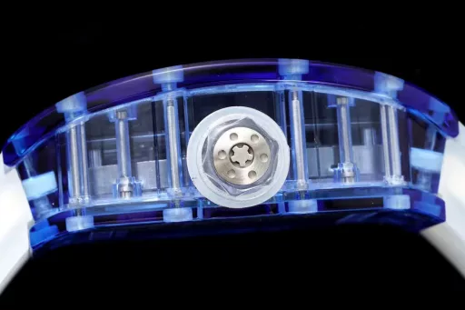 RM Factory reproduces the extraordinary sports quality of Richard MillerAchieving the integration of material innovation and watch architecture, launching a generation of legendary RM12-01 Tourbillon Sapphire Transparent Edition[Case] ​​A fully transparent case is created by combining sapphire crystal to form a technically coherent and visually inseparable whole.The integrated base plate and case are integrated into one, inspired by the chassis of a racing car, which enhances rigidity and impact resistance.[Dial] The lines are inspired by the structural form of architectural design, and the tubular inclined configuration provides optimal rigidity and torsional rigidity, with excellent resistance to thermal changes and corrosive elements. The base plate supports a grade 5 titanium bridge, which is highly original in terms of three-dimensional structure. This outstanding architectural style can withstand accelerations of more than 5,000 Gs.[Movement] The Swiss standard custom-made tourbillon movement proudly displays the ultimate hand-made refinement of the movement through the sapphire crystal. The playful combination of polished pivots, satin polishing, circular surface treatment and high polishing presents a stunning visual effect. RM has broken through the technical barriers and achieved this masterpiece with a transparent movement, bringing a bright and moving appearance to the RM12-01.