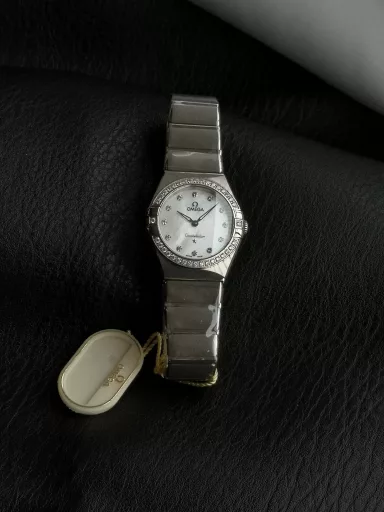 AS Omega fifth generation Constellation series 28mm Swiss quartz watch.The whole watch has been finely polished. The fit between the case and the claws, the Roman scale on the bezel and the restoration of the observatory on the bottom cover are comparable to the original.The dial uses mother-of-pearl material and unique etching technology to create the dial texture pattern, and the new Taiwan stone holder makes the lettering more delicate.The chamfers on both sides of the case and bracelet are hand-polished and polished by watchmakers to make the watch more refined! The style is gentle and moving, and the workmanship is exquisite. The most beautiful constellation, the first choice for ladies!