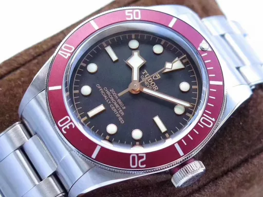 ZF Artifact Tudor Little Red Flower ZF produced the new Tudor Little Red Flower in Basel in 2017. The official made some adjustments to the details based on the old model. 1. The style of the glass was adjusted. The original parallel design was changed to a pot-lid shape, which more strongly showed the retro and nostalgic feelings of the series. 2. The steel strap was redesigned. The links on both sides of the 17-model Little Red Flower strap were connected by rivets, and the structure was stepped, which brought together the characteristics of the past and integrated the current design. The 41mm caliber case was matched with an ice blue hue. The 