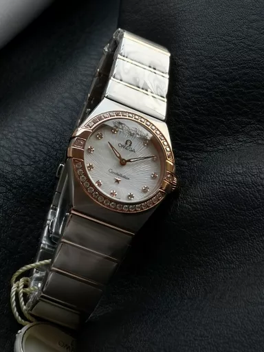 AS Omega fifth generation Constellation series 28mm Swiss quartz watch.The whole watch has been finely polished. The fit between the case and the claws, the Roman scale on the bezel and the restoration of the observatory on the bottom cover are comparable to the original.The dial uses mother-of-pearl material and unique etching technology to create the dial texture pattern, and the new Taiwan stone holder makes the lettering more delicate.The chamfers on both sides of the case and bracelet are hand-polished and polished by watchmakers to make the watch more refined! The style is gentle and moving, and the workmanship is exquisite. The most beautiful constellation, the first choice for ladies!