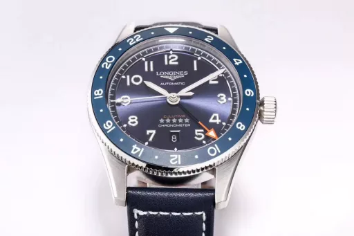 Longines launches the new Spirit Pioneer ZuIu Time watch!1⃣️Diameter 42 mm, frosted lettering, frosted ceramic bezel, bidirectional rotation, synchronized with the official website!2⃣️The bezel is decorated with black, green and blue ceramic inlays, marked with 24-hour scale and Super-LumiNova fluorescent inverted triangle, indicating the time information of the second time zone.3⃣️The disk is also decorated with a flying wing hourglass pattern and five star reliefs. There is a date window at 6 o'clock.4⃣️The sapphire crystal mirror is slightly arched, and both the inside and outside are treated with anti-glare coating. The bidirectional rotation is precise and smooth. The watch is equipped with a screw-in crown that is easy to grip and adjust, and the sealed case back is fixed by 6 screws, with excellent water resistance of 100 meters.5⃣️Stainless steel bracelet or brown/yellow/blue Italian calfskin, with a safety buckle, excellent, comfortable and sturdy.6⃣️The 2836 movement is modified into the original L844.4 automatic winding movement, which can provide up to 48 hours of power reserve and is certified by the Swiss Official Observatory (COSO).Welcome all watch friends to appreciate it!
