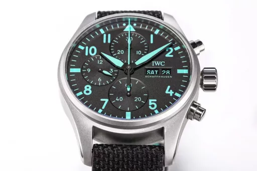 IWC✖️AMG engineers join forces to create a cool lookIWC IW388108 pilot watchThe watch uses sandblasting matte technology to create a titanium effect, mature workmanship, clear lines and three-dimensional sense, harmonious color matching, and is very versatile.Compared with the previous pilot, the size of the new timepiece has been reduced to 41, which is more in line with the golden size of modern men's watchesThe dial design continues the classic cockpit instrument panel style of the pilot. The color matching of Petronas green makes the watch look brand new and coolThe new transparent bottom design uses the 7750 modified self-produced 69385 automatic winding mechanical movement, which can provide 46 hours of power reserve for the watch after full windingThe double-layer light blue anti-dizziness coating can read the time more clearly, continuing the classic appearance of the previous work, Petronas green has also become a hot topic this year. It is definitely the watch with the most IWC temperamentOriginal mold opening at any cost, matched with the counter's exclusive research and development of quick-release fluororubber strap/quick-release braided beltTW ingenuity masterpiece, welcome to taste!