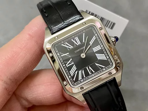 F1 The only one in the market with the same version of the head grain, perfectly restored Cartier's classic work, Cartier Santos. Dumont series, with smooth contours, simple and elegant, is very in line with the trend of contemporary gentlemen. Large watch diameter 46.633.9mm, medium watch diameter: 43.531.4mm, small watch diameter: 38*27.5mm; Swiss quartz movement Compared with round watches, square watches are particularly unique due to their angular design. When it comes to classic square watches, Cartier's Santos is naturally on the list. Santos watches are not only a model of square watches, but also considered to be 