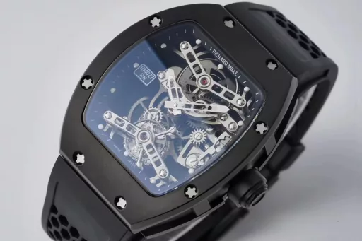 The RM027 is a replica of the axe of creation. It is the first tourbillon movement customized based on a single watch model, Richard Miller RM 027. It highly restores the design texture of the RICHARD MILLE RM027, which is priced at four million. It has a 40mm diameter, a titanium case, and is coated with a hydrogen-free graphite film, which reduces the weight by 30% and increases the hardness by 40%. The rubber strap imported from Indonesia is a honeycomb strap designed based on the genuine RM027. It is the most restored RM027 on the market and the first Richard Miller with genuine texture. With omnipotence, we pay tribute to you who are omnipotent - Eur factory