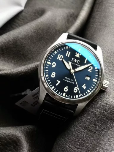 V7 Factory Seven-star Recommendation Mark 20IWC entry-level pilot watch series, the last to debut after 6 years! Mark XX accompanies you to flyFollowing the previous work, the 18th generation Mark XVII launched in 2016, it skipped the XIX and went straight to Mark XX. The new watch design is slightly adjusted, and the case modification is more practical and comfortable to wear than the previous generation. In addition to providing two classic options of blue and black, there is also a green color that echoes the hottest color in the watch industry in recent years.V7 Factory Mark 20 is the only version of the same model in the industry that dares to present a true and false comparison evaluation, correcting the shortcomings of the existing versions on the market. Its structure and details are copied one by one according to the original. After disassembly, it is perfectly consistent with the original, a true perfect clone.The top-grade case of V7 Factory continues the 40mm stainless steel case manufacturing process of Mark 18 watch, but the soft iron cover is cancelled, and the thickness is slightly reduced from the original 11MM to 10.83MM. The crown is still screw-in, and the outer lugs are slightly wider than before, and the vertical spacing is reduced from the original 51.2MM to 49.2MM, which makes it more comfortable to wear. The bezel is mirror-polished to highlight the three-dimensional sense. Its diameter, thickness, curvature, and the details of the bottom cover edge line are not missed. It is 100% gentle and original, and the corners are polished very well. The dense bottom design adds points to the perfection of the watch. The V7 bottom cover is perfectly restored by brushing, and there are no dead angles at all angles.The dial of this V7 factory is the same as the original one, and is still equipped with an imported double-sided anti-reflective convex sapphire mirror with the same transparency as the original one. The scale and time scale still maintain the white printing process. The difference from Mark 18 is that the length of the 3, 6, 9, and 12 time scales has been increased, the luminous strip has been changed into a luminous layer, and the Arabic numerals have been moved closer to the center of the dial as a whole. The 