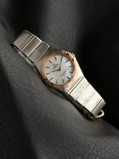 AS Omega fifth generation Constellation series 28mm Swiss quartz watch.The whole watch has been finely polished. The fit between the case and the claws, the Roman scale on the bezel and the restoration of the observatory on the bottom cover are comparable to the original.The dial uses mother-of-pearl material and unique etching technology to create the dial texture pattern, and the new Taiwan stone holder makes the lettering more delicate.The chamfers on both sides of the case and bracelet are hand-polished and polished by watchmakers to make the watch more refined! The style is gentle and moving, and the workmanship is exquisite. The most beautiful constellation, the first choice for ladies!