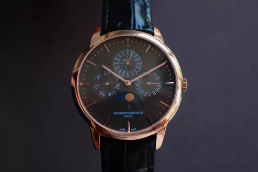 [The thinnest version on the Internet] Mx new product - Vacheron Constantin Patrimony Contemporaine Heritage Series Ultra-thin Perpetual Calendar Watch[Case]: The watch has a diameter of 41mm and a thickness of 9.4mm, which is only 0.03cm different from the thickness of the authentic product, making it the thinnest version on the Internet. The watch has simple lines and smooth contours, adhering to the consistent slimness and elegance of the Heritage Series. It is a 