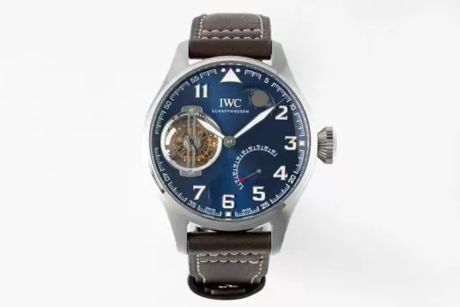 JB's new product, the latest masterpiece, IWC Little Prince Pilot Series IW590302 watch, constant-power tourbillon!!!1⃣️ Exclusively developed 94850 movement, with a power reserve of up to 80 hours, and three functions restored to the original:(1): Constant-power tourbillon device.(2): Moon phase display at 1 o'clock.(3): Power reserve display.2⃣️ Case: Designed according to the original one-to-one depiction. Restore the original three-piece set: Whether it is the front and back of the case, the side of the case and the arc-shaped brushed polishing process are perfectly synchronized with the original. The diameter is 46mm and the thickness is 13.5mm.3⃣️ Mirror: Sapphire arched mirror.4⃣️ Hands: BBR factory spared no expense, from design to mold opening, style, and inspection multiple times to achieve a three-dimensional hand that is consistent with the original.5⃣️Strap: Made of Italian black cowhide crocodile pattern strap, hand-stitched, with details in place, paired with IWC original folding clasp, the buckle surface has clear fonts, and restores authentic details.