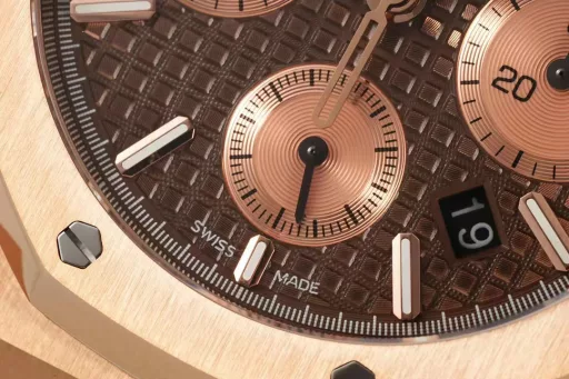 IPF new product is coming - Audemars Piguet 26331OR Royal Oak Multi-function Chronograph Mechanical Watch 41MM!Features: The case structure is consistent with the original authentic product, and the assembly method is consistent with the original, making the thickness thinner than before!The screw-in crown and the push-in chronograph button are consistent with the original, so it will not be fake at first glance! (Different from the market chronograph and reset buttons, which can only be pressed after the knob)1⃣️[Movement] 7750 modified original movement 6-digit small seconds The function is consistent with the original!2⃣️[Watch mirror] The mirror surface is the same as the original one. The sapphire glass mirror surface is placed at the same angle as the original, maintaining the same transparent brightness and consistent anti-glare effect!3⃣️[Case] ​​The case is made of stainless steel, using the original data to open the mold, top-level polishing, whether it is the texture or the texture, it is close to the original. After brushing and partial polishing, it flickers and shows a unique temperament of exquisiteness and toughness!4⃣️【Head grain】The most user-friendly loose head grain buffer ensures a better fit on the wrist and more comfortable to wear.5⃣️【Dial】Restores the exquisiteness of the authentic dial, the three-dimensional and neat 