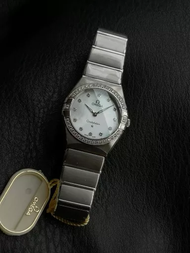 AS Omega fifth generation Constellation series 28mm Swiss quartz watch.The whole watch has been finely polished. The fit between the case and the claws, the Roman scale on the bezel and the restoration of the observatory on the bottom cover are comparable to the original.The dial uses mother-of-pearl material and unique etching technology to create the dial texture pattern, and the new Taiwan stone holder makes the lettering more delicate.The chamfers on both sides of the case and bracelet are hand-polished and polished by watchmakers to make the watch more refined! The style is gentle and moving, and the workmanship is exquisite. The most beautiful constellation, the first choice for ladies!