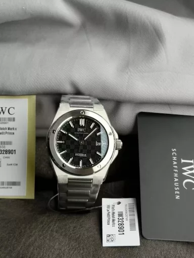 Seven-star recommendation: Ingenieur engineer watchIWC launched a new generation of Ingenieur engineer watch at Watches & Wonders Geneva in 2023, designed by Gérald Genta, returning to the classic Ref. 1832 designed by Gérald Genta in the 1970s.The 40mm case combines vertical brushing, circular brushing and mirror polishing, and the carefully reconstructed lines present a softer and smoother outline. The thickness is 10.7mm.The bezel is tightly fixed by 5 screws, and the lug details and H-shaped bracelet adopt a new design that is more ergonomic and can fit the wrist more comfortably.The most special thing about the new work is that the dial reproduces the 