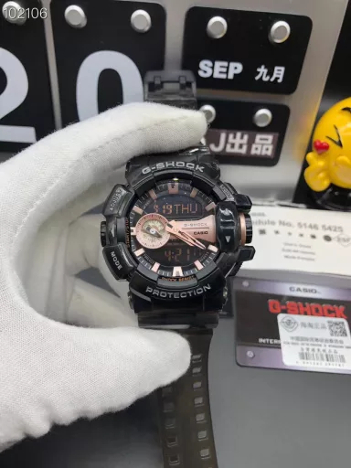 GA-400 hand-raise light Casio G-SHOCK--classic shockproof dial design👍In stock and shipped immediately, 45-degree automatic hand-raise light function with strong visual impact🙈LCD liquid crystal display💡Stopwatch speed function accurate to 1/1000 second⌛Shockproof📣Anti-magnetic💥200 meters waterproof🏊48 city time📲Countdown⏳Alarm clock⏰Fully automatic calendar and other powerful functions