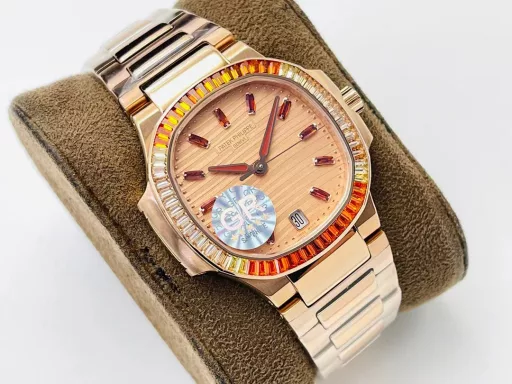 GR Patek Philippe Nautilus women's watch launches a new jewelry style watch!Free travel-friendly custom watch box!1⃣️ The octagonal bezel is inlaid with 68 rectangular spessartine garnets in a double row, showing a double gradient effect from cognac (12 o'clock and 6 o'clock) to champagne (9 o'clock and 3 o'clock). The dial is inlaid with pointed cognac spessartine hour markers. Between the light and shadow, this rare masterpiece shows modern charm.2⃣️ The dial is decorated with the unique wave pattern of the Nautilus women's watch to ensure clarity and legibility, reflecting Patek Philippe's pursuit of readability, even for jewelry watches.3⃣️ The watch is customized 9015 to 324SC automatic winding mechanical movement. The movement window date display. Large center second hand.4⃣️ The dial is rose gold-plated dial, 