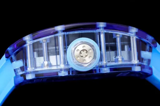 RM Factory reproduces the extraordinary sports quality of Richard MillerAchieving the integration of material innovation and watch architecture, launching a generation of legendary RM12-01 Tourbillon Sapphire Transparent Edition[Case] ​​A fully transparent case is created by combining sapphire crystal to form a technically coherent and visually inseparable whole.The integrated base plate and case are integrated into one, inspired by the chassis of a racing car, which enhances rigidity and impact resistance.[Dial] The lines are inspired by the structural form of architectural design, and the tubular inclined configuration provides optimal rigidity and torsional rigidity, with excellent resistance to thermal changes and corrosive elements. The base plate supports a grade 5 titanium bridge, which is highly original in terms of three-dimensional structure. This outstanding architectural style can withstand accelerations of more than 5,000 Gs.[Movement] The Swiss standard custom-made tourbillon movement proudly displays the ultimate hand-made refinement of the movement through the sapphire crystal. The playful combination of polished pivots, satin polishing, circular surface treatment and high polishing presents a stunning visual effect. RM has broken through the technical barriers and achieved this masterpiece with a transparent movement, bringing a bright and moving appearance to the RM12-01.