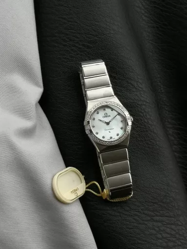 AS Omega fifth generation Constellation series 28mm Swiss quartz watch.The whole watch has been finely polished. The fit between the case and the claws, the Roman scale on the bezel and the restoration of the observatory on the bottom cover are comparable to the original.The dial uses mother-of-pearl material and unique etching technology to create the dial texture pattern, and the new Taiwan stone holder makes the lettering more delicate.The chamfers on both sides of the case and bracelet are hand-polished and polished by watchmakers to make the watch more refined! The style is gentle and moving, and the workmanship is exquisite. The most beautiful constellation, the first choice for ladies!