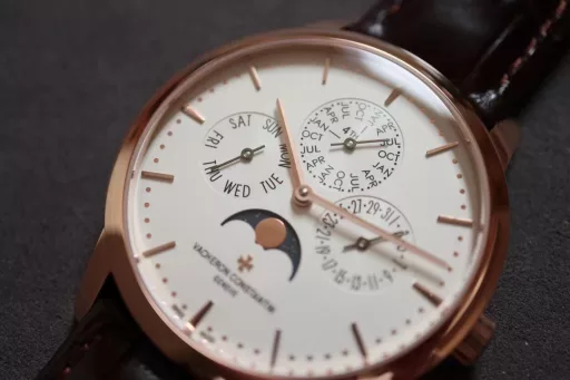 [The thinnest version on the Internet] Mx new product - Vacheron Constantin Patrimony Contemporaine Heritage Series Ultra-thin Perpetual Calendar Watch[Case]: The watch has a diameter of 41mm and a thickness of 9.4mm, which is only 0.03cm different from the thickness of the authentic product, making it the thinnest version on the Internet. The watch has simple lines and smooth contours, adhering to the consistent slimness and elegance of the Heritage Series. It is a 