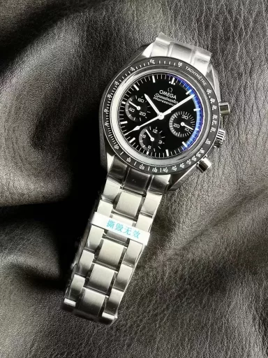OM Exploration Magazine: Omega Speedmaster 311.32.42.30.04.003 watch (Snoopy Limited Edition), stainless steel case with black nylon leather strap, black lacquered hands, covered with Super-LumiNova luminous coating, equipped with manual mechanical chronograph movement, 42 mm.