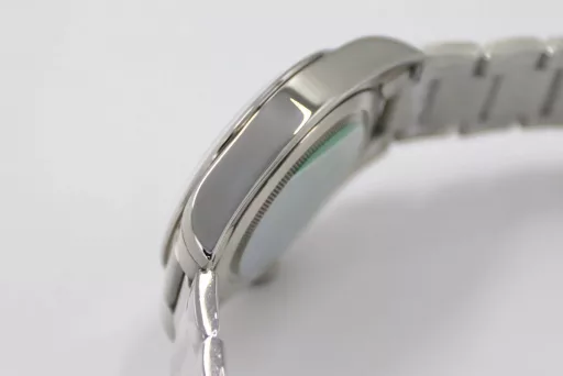 LF Tudor Biwan 79540 Series 41 Watch Update v2① The whole watch is genuine mold casting, and the parts are 100% interchangeable.② The standard size of the watch is 41mm, which is suitable for the wrist size of the general male.③ The upgraded version strengthens the overall polishing of the case and adopts a new customized Cal.2824 movement, which synchronizes the original version without calendar idle gear.A belt and folding buckle can be given with the order, which is both formal and casual, low-key but not mediocre, steady but not agile.