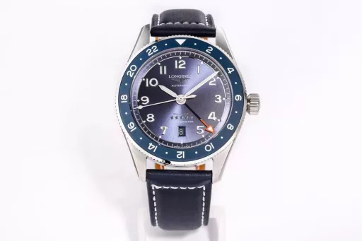 Longines launches the new Spirit Pioneer ZuIu Time watch!1⃣️Diameter 42 mm, frosted lettering, frosted ceramic bezel, bidirectional rotation, synchronized with the official website!2⃣️The bezel is decorated with black, green and blue ceramic inlays, marked with 24-hour scale and Super-LumiNova fluorescent inverted triangle, indicating the time information of the second time zone.3⃣️The disk is also decorated with a flying wing hourglass pattern and five star reliefs. There is a date window at 6 o'clock.4⃣️The sapphire crystal mirror is slightly arched, and both the inside and outside are treated with anti-glare coating. The bidirectional rotation is precise and smooth. The watch is equipped with a screw-in crown that is easy to grip and adjust, and the sealed case back is fixed by 6 screws, with excellent water resistance of 100 meters.5⃣️Stainless steel bracelet or brown/yellow/blue Italian calfskin, with a safety buckle, excellent, comfortable and sturdy.6⃣️The 2836 movement is modified into the original L844.4 automatic winding movement, which can provide up to 48 hours of power reserve and is certified by the Swiss Official Observatory (COSO).Welcome all watch friends to appreciate it!