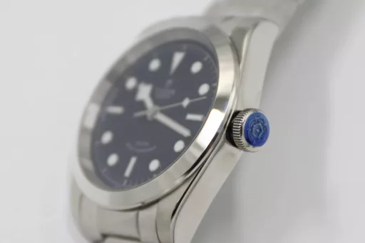 LF Tudor Biwan 79540 Series 41 Watch Update v2① The whole watch is genuine mold casting, and the parts are 100% interchangeable.② The standard size of the watch is 41mm, which is suitable for the wrist size of the general male.③ The upgraded version strengthens the overall polishing of the case and adopts a new customized Cal.2824 movement, which synchronizes the original version without calendar idle gear.A belt and folding buckle can be given with the order, which is both formal and casual, low-key but not mediocre, steady but not agile.