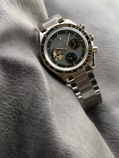 OM Discovery Magazine, Omega Speedmaster 310.20.42.50.01.001 watch, stainless steel bracelet case, lacquered gray dial, 3861 manual mechanical chronograph, 42 mm.