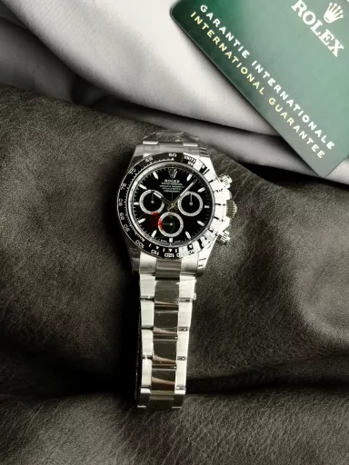 VS Limited Edition Hot Recommendation: Rolex Cosmograph Daytona Series M126500LN-0002 Watch, Oystersteel, Oystersteel, polished middle links; frosted outer links, polished edges. Oyster, three-grid solid links, folding clasp; Oyster insurance discount with 5mm easy-adjust link extension system, one-piece black Cerachrom ceramic bezel continuous casting tachymeter, screw-in, triple buckle lock triple waterproof system. Black lacquer, 18K white gold hour markers, easy-to-read Chromalight luminous (long-lasting blue light); 18K white gold hands, black lacquer marking hour and minute hands, easy-to-read Chromalight luminous (long-lasting blue light), except for the central second hand and chronograph hands. Equipped with CAL.4131 automatic mechanical chronograph, size: 40 mm.
