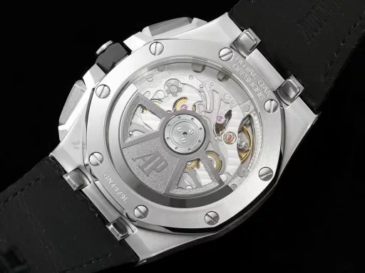 APP Audemars Piguet Royal Oak Offshore 26420 New Upgraded VersionThe newly molded 43 mm case (market version 44 mm, which is the case of the old 26400) adopts a new design, a more ergonomic case, and more refined case details. It has larger polished chamfers. The 43 mm wide case has been carefully modified to accommodate the new movement with a slightly larger diameter. The case contains a set of newly designed chronograph buttons.The dial has been upgraded, the dial texture is CNC slow-washed (non-hydraulic), the finished product has clear texture, and the iconic square is now connected to each other by a cross.The calendar has been upgraded. After the modification of the movement, the original large calendar has been realized. The date window has been pushed to the edge of the dial, and the hands have been slightly modified.The new interchangeable strap function, equipped with a quick release system, can easily change the wearing style. The rubber strap color is black, and there is also a leather strap available.In addition to the titanium version, the Royal Oak Offshore Chronograph 43 mm features a black ceramic bezel, creating a sharp contrast in material and color. The crown and pushers are also made of ceramic.