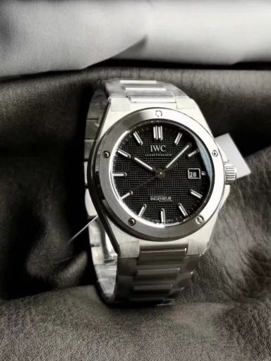 Seven-star recommendation: Ingenieur engineer watchIWC launched a new generation of Ingenieur engineer watch at Watches & Wonders Geneva in 2023, designed by Gérald Genta, returning to the classic Ref. 1832 designed by Gérald Genta in the 1970s.The 40mm case combines vertical brushing, circular brushing and mirror polishing, and the carefully reconstructed lines present a softer and smoother outline. The thickness is 10.7mm.The bezel is tightly fixed by 5 screws, and the lug details and H-shaped bracelet adopt a new design that is more ergonomic and can fit the wrist more comfortably.The most special thing about the new work is that the dial reproduces the 