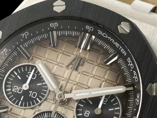 APP Audemars Piguet Royal Oak Offshore 26420 New Upgraded VersionThe newly molded 43 mm case (market version 44 mm, which is the case of the old 26400) adopts a new design, a more ergonomic case, and more refined case details. It has larger polished chamfers. The 43 mm wide case has been carefully modified to accommodate the new movement with a slightly larger diameter. The case contains a set of newly designed chronograph buttons.The dial has been upgraded, the dial texture is CNC slow-washed (non-hydraulic), the finished product has clear texture, and the iconic square is now connected to each other by a cross.The calendar has been upgraded. After the modification of the movement, the original large calendar has been realized. The date window has been pushed to the edge of the dial, and the hands have been slightly modified.The new interchangeable strap function, equipped with a quick release system, can easily change the wearing style. The rubber strap color is black, and there is also a leather strap available.In addition to the titanium version, the Royal Oak Offshore Chronograph 43 mm features a black ceramic bezel, creating a sharp contrast in material and color. The crown and pushers are also made of ceramic.