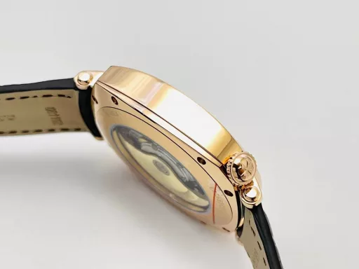 MKF Factory Vacheron Constantin Historical Masterpiece Series American 1921 Watch Series!1⃣️Equipped with a customized version of Danton 2824 two-and-a-half-hand movement, it has strong stability!2⃣️The 40MM diameter, unique commemorative pillow-shaped case is based on the early cushion-shaped case design, integrating the current noble materials, craftsmanship and aesthetic concepts to reshape the classics!3⃣️The crown is offset from the center and located in the upper right corner of the case, making it more comfortable to wear. At the same time, this design also comes from the early cushion-shaped watch!4⃣️The dial scale is arranged diagonally with the case as a reference, which is very distinctive; the polished pink gold Maltese cross at 12 o'clock on the dial makes the dial more prominent!5⃣️Black oxidized hour and minute hands, bar-shaped black oxidized small second hand, elegant and unique!6⃣️The back of the watch is made of a transparent sapphire crystal case back, which is locked with screws, so that the exquisite polishing of Vacheron Constantin's top movement can be seen at a glance.7⃣️The watch is paired with a hand-stitched square calfskin strap with a polished half Maltese cross design pin buckle!MKF Factory's masterpiece is welcome to appreciate it!