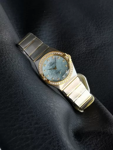AS Omega fifth generation Constellation series 28mm Swiss quartz watch.The whole watch has been finely polished. The fit between the case and the claws, the Roman scale on the bezel and the restoration of the observatory on the bottom cover are comparable to the original.The dial uses mother-of-pearl material and unique etching technology to create the dial texture pattern, and the new Taiwan stone holder makes the lettering more delicate.The chamfers on both sides of the case and bracelet are hand-polished and polished by watchmakers to make the watch more refined! The style is gentle and moving, and the workmanship is exquisite. The most beautiful constellation, the first choice for ladies!
