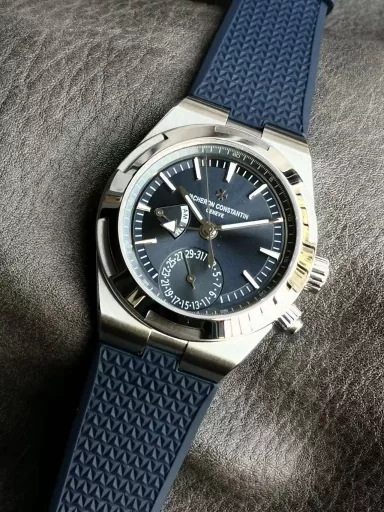 PZ quality Vacheron Constantin Overseas Series 7900V 2023 latest model[1] It took two years and six months to carefully polish and create, using one-button quick-release rubber belt and leather belt, steel belt, and was successfully produced after repeated failures and regardless of cost. Its perfection is interchangeable with the original[2] The case has been processed by water grinding technology and other processes. The pure hand-carved curve of the fine steel material is smooth and natural, with both craftsmanship and aesthetic texture. The pure hand-made water-grinded arc polishing and satin-finished bezel and case are more ornamental.[3] Dial design, bar-shaped hour markers, date display, (AM) morning, (PM) afternoon, dual time zone, day and night indication (Geneva Seal) intriguing translucent paint surface, sunburst satin brushing, highlighting the layering of the watch. The processing of multiple processes such as sandblasting, polishing and texture processing highlights the layering of the watch. The luminous scale and hands surrounding the inner frame of the bezel complement each other and are colorful.【5】The Overseas 7900v110A-B334 uses the exclusive and first developed movement 5110DT. It has a case diameter of 41 mm and a transparent case back. The automatic rotor is hand-carved with the radiant crown worn by the Statue of Liberty. The seven rays of light symbolize the seven continents.