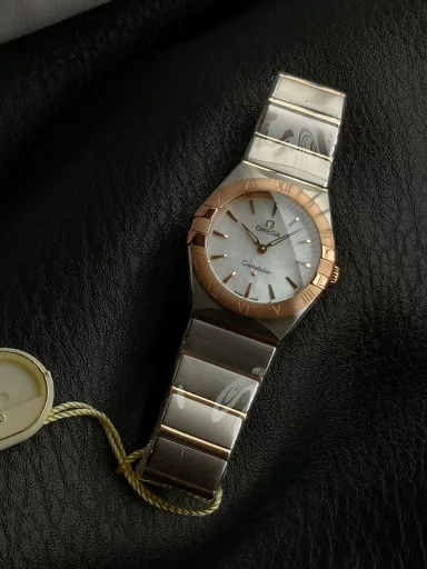 AS Omega fifth generation Constellation series 28mm Swiss quartz watch.The whole watch has been finely polished. The fit between the case and the claws, the Roman scale on the bezel and the restoration of the observatory on the bottom cover are comparable to the original.The dial uses mother-of-pearl material and unique etching technology to create the dial texture pattern, and the new Taiwan stone holder makes the lettering more delicate.The chamfers on both sides of the case and bracelet are hand-polished and polished by watchmakers to make the watch more refined! The style is gentle and moving, and the workmanship is exquisite. The most beautiful constellation, the first choice for ladies!