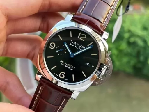 The VS PAM1116 dial uses a relatively rare green sunray pattern on Panerai. The color of the dial changes with the light. When the light shines directly on the dial, it is military green, and when it is backlit, it looks like a black dial. With blue steel hands and beige luminous paint, the colorful design can be more vividly reflected in the wearer's eyes. It is fun and beautiful to wear.