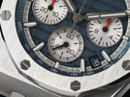 APP Audemars Piguet Royal Oak Offshore 26420 New Upgraded VersionThe newly molded 43 mm case (market version 44 mm, which is the case of the old 26400) adopts a new design, a more ergonomic case, and more refined case details. It has larger polished chamfers. The 43 mm wide case has been carefully modified to accommodate the new movement with a slightly larger diameter. The case contains a set of newly designed chronograph buttons.The dial has been upgraded, the dial texture is CNC slow-washed (non-hydraulic), the finished product has clear texture, and the iconic square is now connected to each other by a cross.The calendar has been upgraded. After the modification of the movement, the original large calendar has been realized. The date window has been pushed to the edge of the dial, and the hands have been slightly modified.The new interchangeable strap function, equipped with a quick release system, can easily change the wearing style. The rubber strap color is black, and there is also a leather strap available.In addition to the titanium version, the Royal Oak Offshore Chronograph 43 mm features a black ceramic bezel, creating a sharp contrast in material and color. The crown and pushers are also made of ceramic.