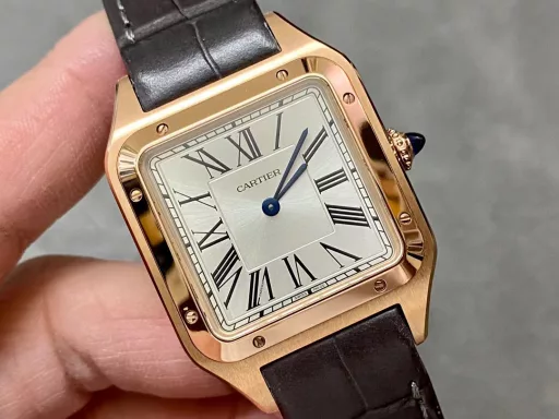 F1 The only one in the market with the same version of the head grain, perfectly restored Cartier's classic work, Cartier Santos. Dumont series, with smooth contours, simple and elegant, is very in line with the trend of contemporary gentlemen. Large watch diameter 46.633.9mm, medium watch diameter: 43.531.4mm, small watch diameter: 38*27.5mm; Swiss quartz movement Compared with round watches, square watches are particularly unique due to their angular design. When it comes to classic square watches, Cartier's Santos is naturally on the list. Santos watches are not only a model of square watches, but also considered to be 