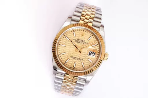 EW V2 upgraded version, the highest version on the market, Rolex Day-Date 40MM, wonderful details:1⃣️ The dial is set with 18ct gold, diamonds, and square diamonds at 6 and 9 o'clock.2⃣️ Oyster case structure, integrated middle case, screw-in bottom cover and winding crown.3⃣️ The structure size and thickness are synchronized with the original, with a diameter of 40 mm and a thickness of 12 mm.4⃣️ Equipped with 3255 automatic winding movement, fast adjustment instantaneous jump day calendar, time adjustment, thickness, and structure are synchronized with the original.EW's ingenious work welcomes your appreciation!