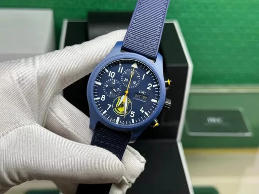 TW fully upgrades IWC's latest ceramic watchIWC pilot chronograph watch is coming, with more delicate details and coordinationIngenuity, meticulously crafted V2 board[Case] ​​The watch size is 44.5mmX15.7mm. The case is made of high-tech ceramics, consistent with the original! And it is frosted and matte! The structure follows the original version - the bezel and the middle case are formed in one piece. Anti-wear, scratch, corrosion resistant[Movement] It uses the powerful and stable Dandong 7750 movement. Hours, minutes, seconds, dual-period display and chronograph function