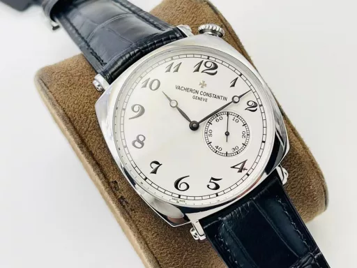 MKF Factory Vacheron Constantin Historical Masterpiece Series American 1921 Watch Series!1⃣️Equipped with a customized version of Danton 2824 two-and-a-half-hand movement, it has strong stability!2⃣️The 40MM diameter, unique commemorative pillow-shaped case is based on the early cushion-shaped case design, integrating the current noble materials, craftsmanship and aesthetic concepts to reshape the classics!3⃣️The crown is offset from the center and located in the upper right corner of the case, making it more comfortable to wear. At the same time, this design also comes from the early cushion-shaped watch!4⃣️The dial scale is arranged diagonally with the case as a reference, which is very distinctive; the polished pink gold Maltese cross at 12 o'clock on the dial makes the dial more prominent!5⃣️Black oxidized hour and minute hands, bar-shaped black oxidized small second hand, elegant and unique!6⃣️The back of the watch is made of a transparent sapphire crystal case back, which is locked with screws, so that the exquisite polishing of Vacheron Constantin's top movement can be seen at a glance.7⃣️The watch is paired with a hand-stitched square calfskin strap with a polished half Maltese cross design pin buckle!MKF Factory's masterpiece is welcome to appreciate it!