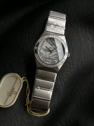 AS Omega fifth generation Constellation series 28mm Swiss quartz watch.The whole watch has been finely polished. The fit between the case and the claws, the Roman scale on the bezel and the restoration of the observatory on the bottom cover are comparable to the original.The dial uses mother-of-pearl material and unique etching technology to create the dial texture pattern, and the new Taiwan stone holder makes the lettering more delicate.The chamfers on both sides of the case and bracelet are hand-polished and polished by watchmakers to make the watch more refined! The style is gentle and moving, and the workmanship is exquisite. The most beautiful constellation, the first choice for ladies!