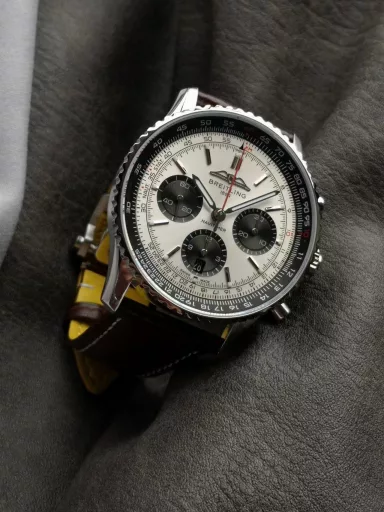 Breitling's new Navitimer celebrates its 70th anniversary, and Breitling reinterprets the classic watch with bold colors. With a size of 43mm, the iteration is undoubtedly an authentic aviation chronograph, with a circular flight slide rule, a stick scale, three small dials and a grooved bezel for easy grip, and the new OXF B01 movement