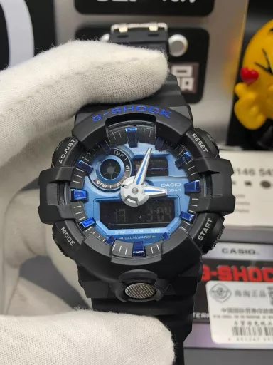 GA-400 hand-raise light Casio G-SHOCK--classic shockproof dial design👍In stock and shipped immediately, 45-degree automatic hand-raise light function with strong visual impact🙈LCD liquid crystal display💡Stopwatch speed function accurate to 1/1000 second⌛Shockproof📣Anti-magnetic💥200 meters waterproof🏊48 city time📲Countdown⏳Alarm clock⏰Fully automatic calendar and other powerful functions